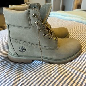 Womens size 9 timberland army green